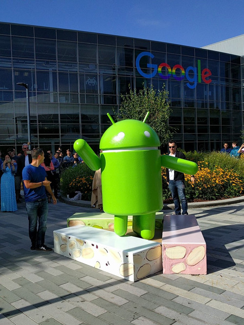 Androidロボットの像